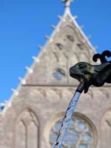Binnenhof Den Haag. Beeld en water zeggen meer dan duizend woorden....