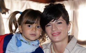 Moeder en dochter in het Regionaal Museum, Peja, Kosovo. 