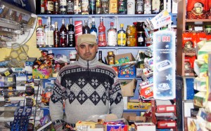 (2011) Van halve kip tot zelfgestookte raki. Bijna werkelijk alles kon je in deze kleine supermarkt van ongeveer 5 m2 krijgen. Niet dat het allemaal keurig geordend stond maar met een beetje zoekwerk ontdekte je vaak verrassende lekkernijen. Bijna dagelijks fietste ik even langs deze buurtsuper die de winkel samen met zijn broer runde. Aardige mannen die altijd bereid waren om trots te poseren voor 'hun' levenswerk. 